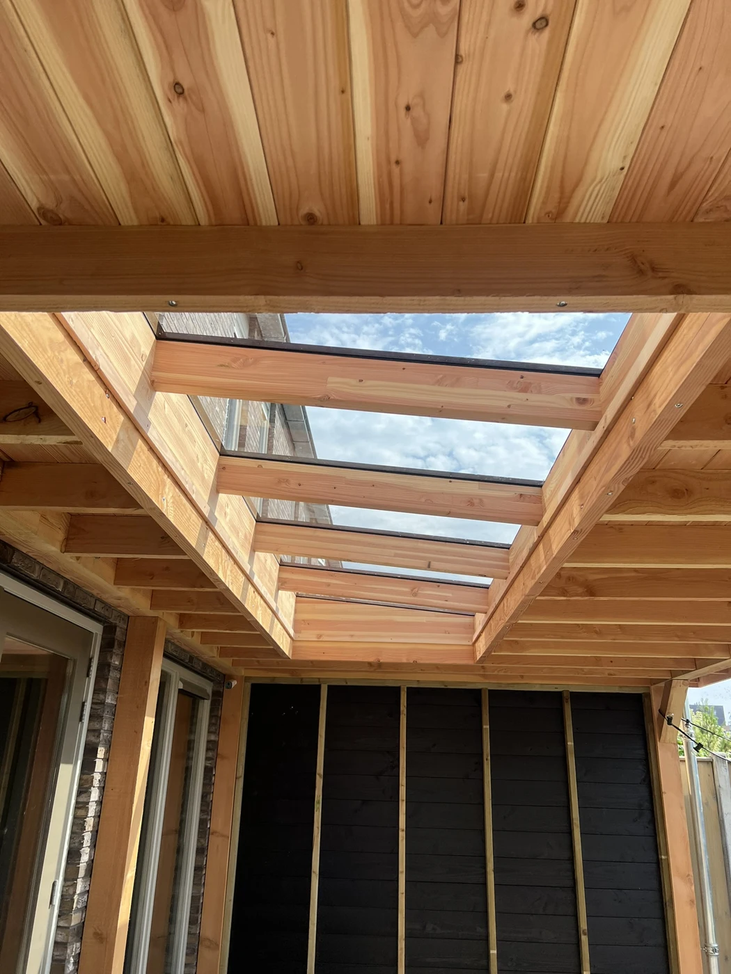 Een echte lichtstraat van onderaf: glazen vakken in de houten dakconstructie