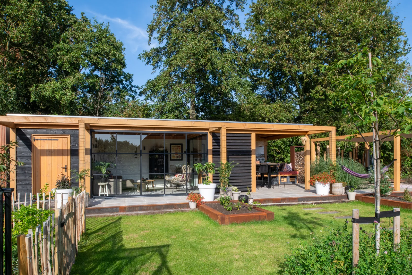 Buitenkamer met pergola in Waarland