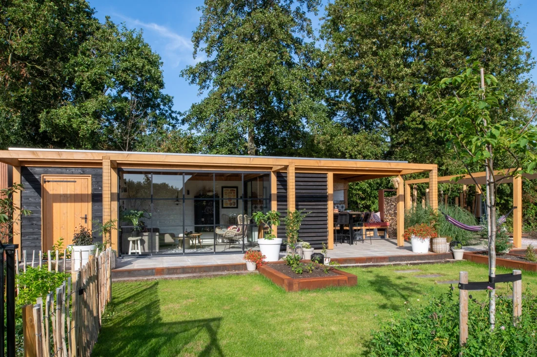 Douglas platdak met een open zithoek en glazen wanden aan de tuin