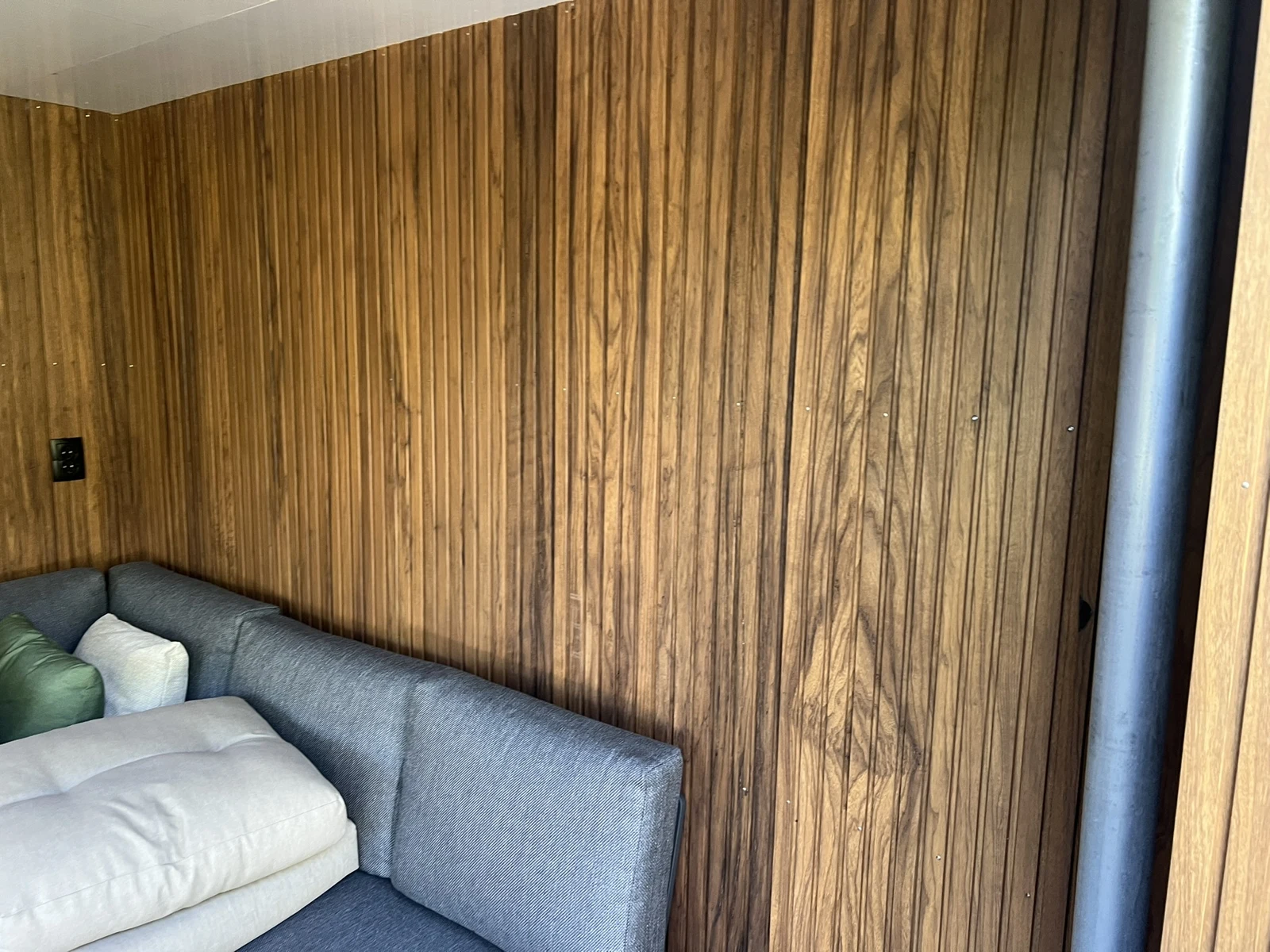 Close-up van verticale naturel houten wandbekleding